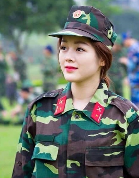 Co gai xinh dep mac quan phuc anh 1