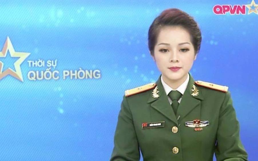 MC Thanh Hoai trong ban tin thoi su hinh anh