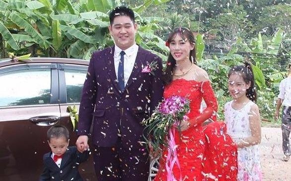 Co gai tu hao khi 'an com truoc keng', con 2 tuoi moi cuoi hinh anh