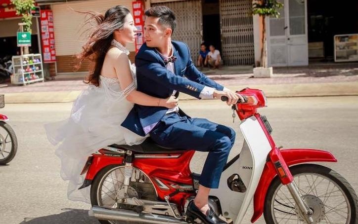 Anh cuoi ben 30 chiec xe Dream cua cap 9X Son La hinh anh