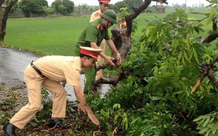 CSGT Kim Bang don cay do sau mua bao hinh anh