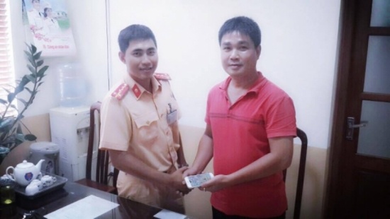 CSGT Ha Noi tra lai Iphone anh 2