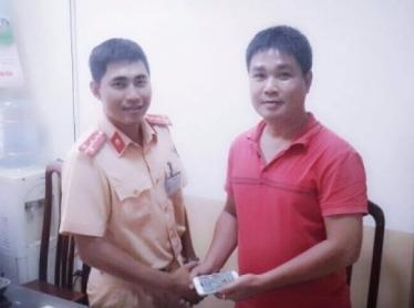 CSGT Ha Noi tra lai iPhone 6 cho nguoi mat hinh anh