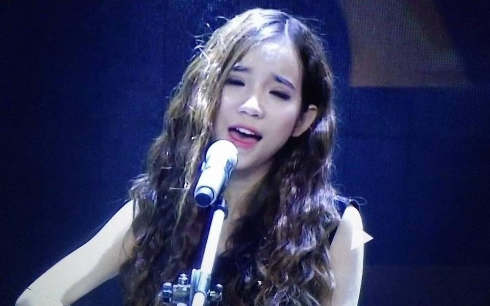 Co gai hat mashup 'We don't talk anymore' gay tranh cai hinh anh