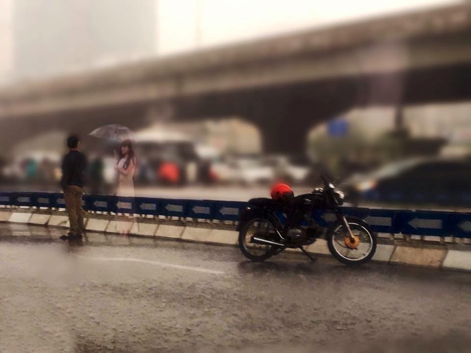 chàng trai đứng khóc dưới mưa ảnh 2 chang trai dung khoc duoi mua anh 2