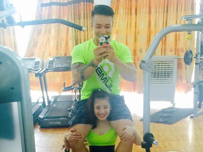 Co gai nho be nhac bong chang trai 74 kg tren vai hinh anh