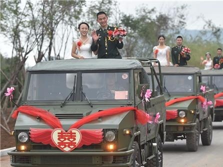 Dam cuoi tap the ruoc dau bang xe quan su o Trung Quoc hinh anh