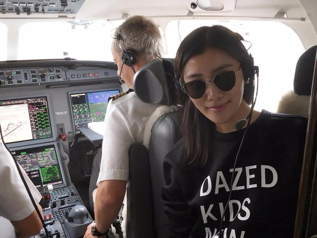 Tieu thu Chryseis Tan di du lich cung ban be hinh anh