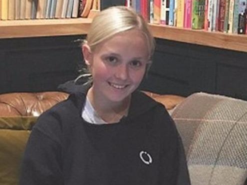 Co gai kiem 64.000 USD nho dat ten Tay cho tre em Trung Quoc hinh anh