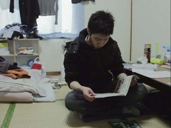 Chang trai 5 nam khong roi khoi phong hinh anh