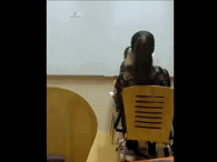 Nu sinh su pham danh nhau trong quan tra sua hinh anh