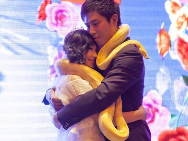 Co dau - chu re trao nhau hai con tran vang trong dam cuoi hinh anh