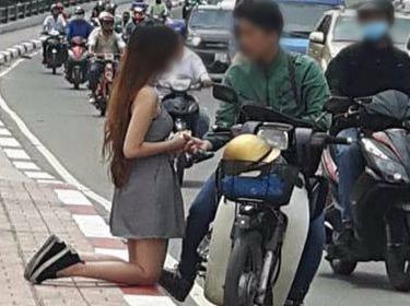 Co gai quy goi truoc ban trai giua duong pho Sai Gon hinh anh