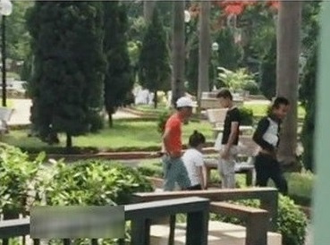 Co gai quy goi cau xin ban trai anh 2