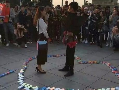 Thieu gia di sieu xe to tinh bang 999 hop bao cao su hinh anh