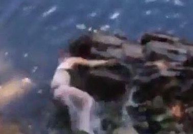 Co gai mac bikini dap dau vao da khi du day tu tren cao hinh anh