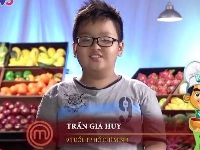 Cau be noi chuyen hai huoc noi bat tai 'Vua dau bep nhi' hinh anh