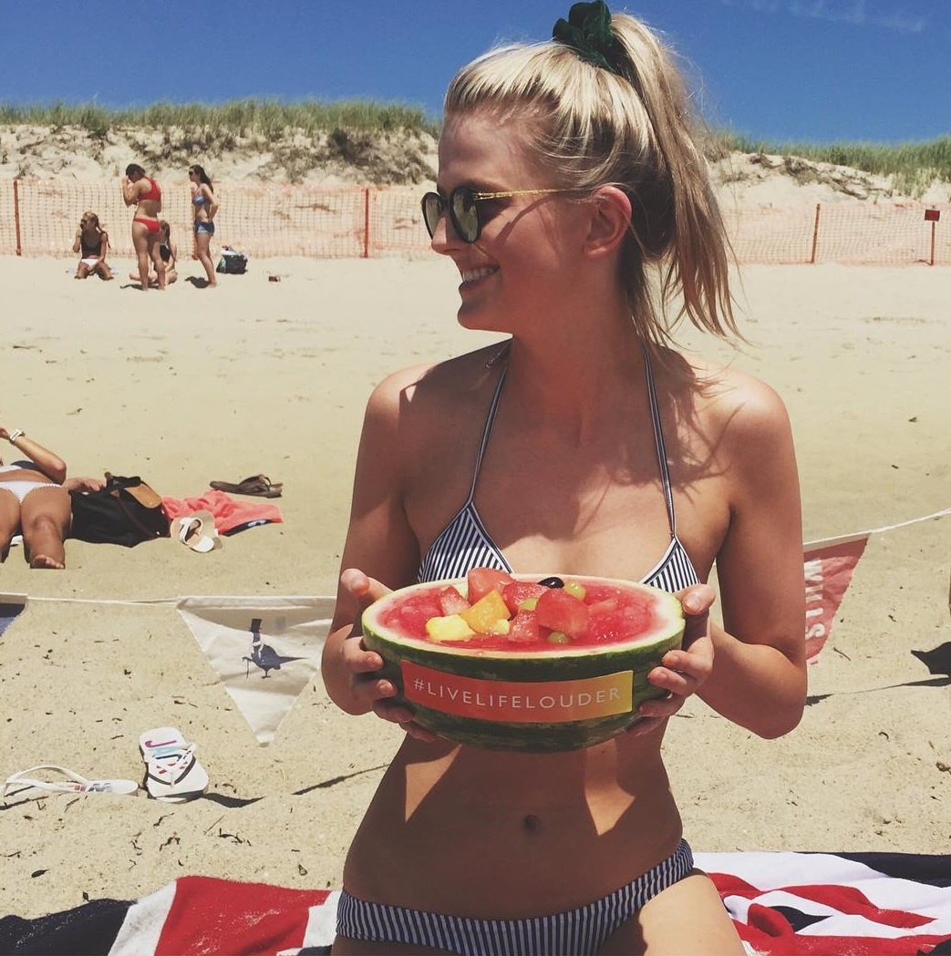 Nu sinh kiem tien nho tiec tung anh 6