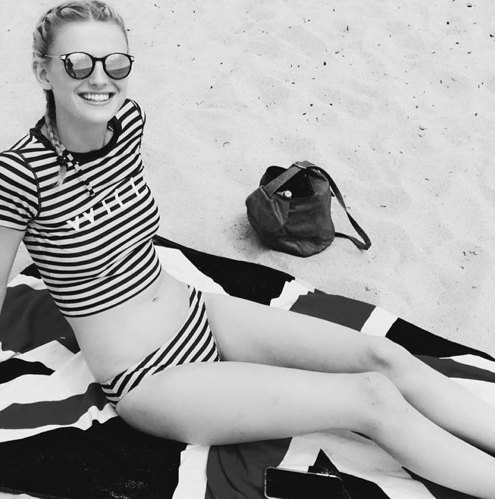 Nu sinh kiem tien nho tiec tung anh 2