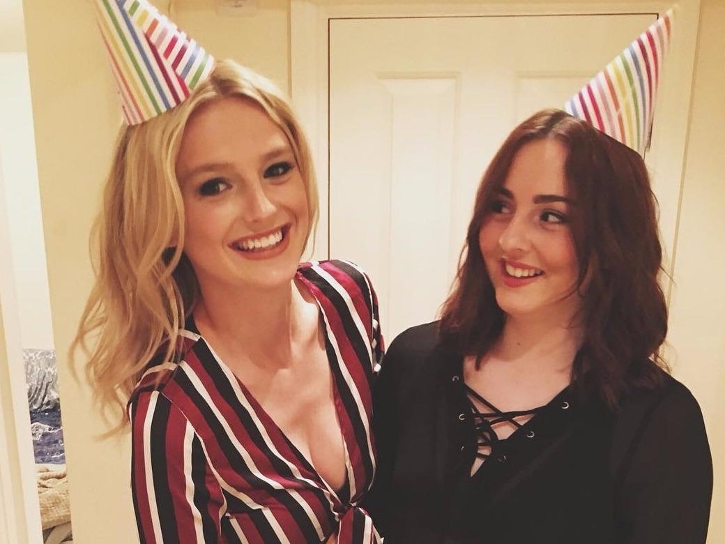 Hot girl kiem bon tien nho tiec tung suot mua he hinh anh