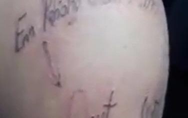 Nam thanh nien quyt tien bi xam len nguoi hinh anh