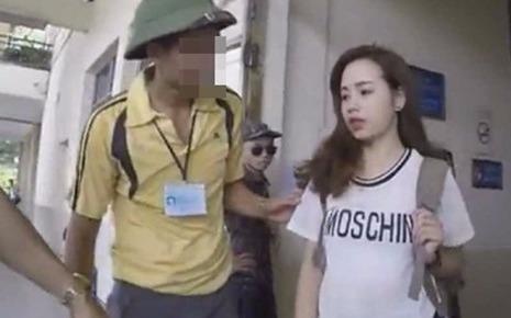 Chuyen quay roi tinh duc quanh chiec camera giau kin hinh anh