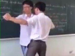 Thay giao vua nhay vua hat voi hoc sinh tren buc giang hinh anh