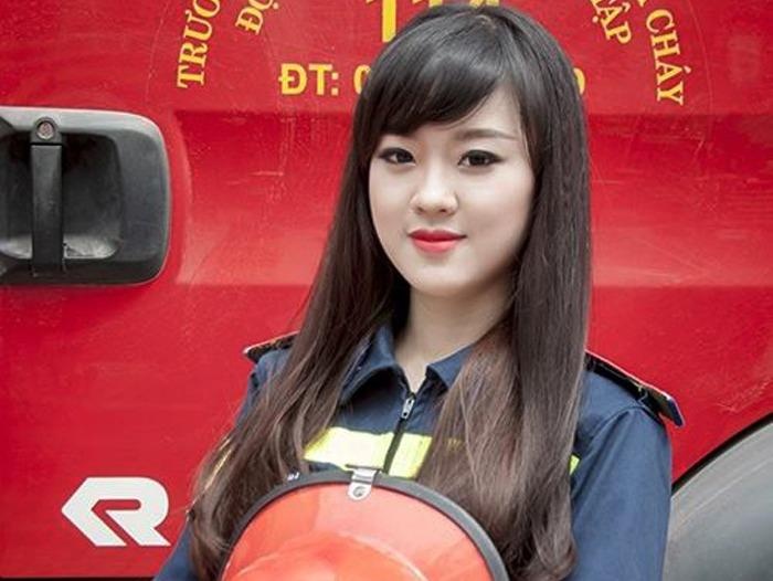 Hot girl DH Phong chay Chua chay gioi tieng Anh, me mua bung hinh anh