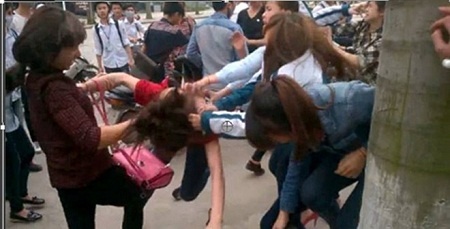 nu sinh danh nhau anh 2