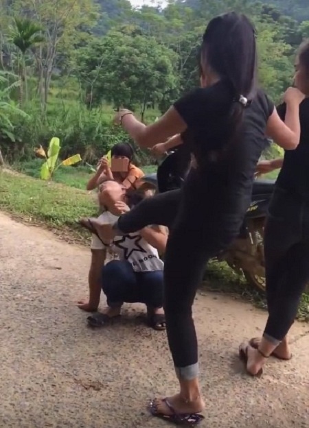 nu sinh danh nhau anh 1