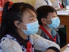Hoc sinh Lao Cai phai deo khau trang de tranh benh quai bi hinh anh