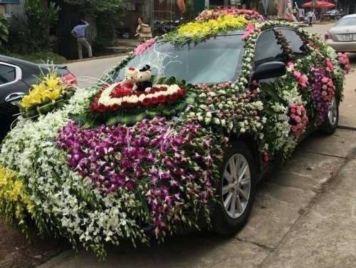 Chiec xe ruoc dau trang tri day hoa tuoi hinh anh