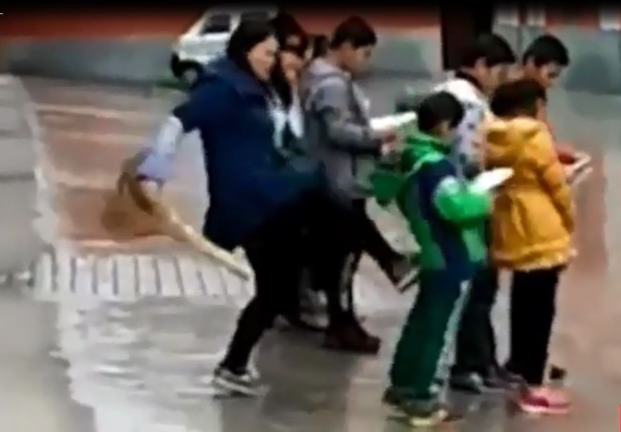 co giao danh hoc sinh anh 1