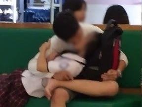 Hoc sinh om hon o trung tam thuong mai Sai Gon: Loi tai ai? hinh anh