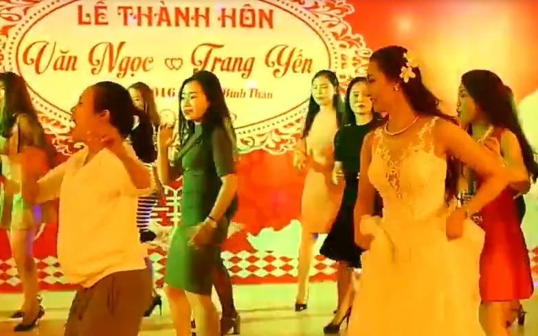 Co dau nhay Zumba trong dam cuoi hinh anh