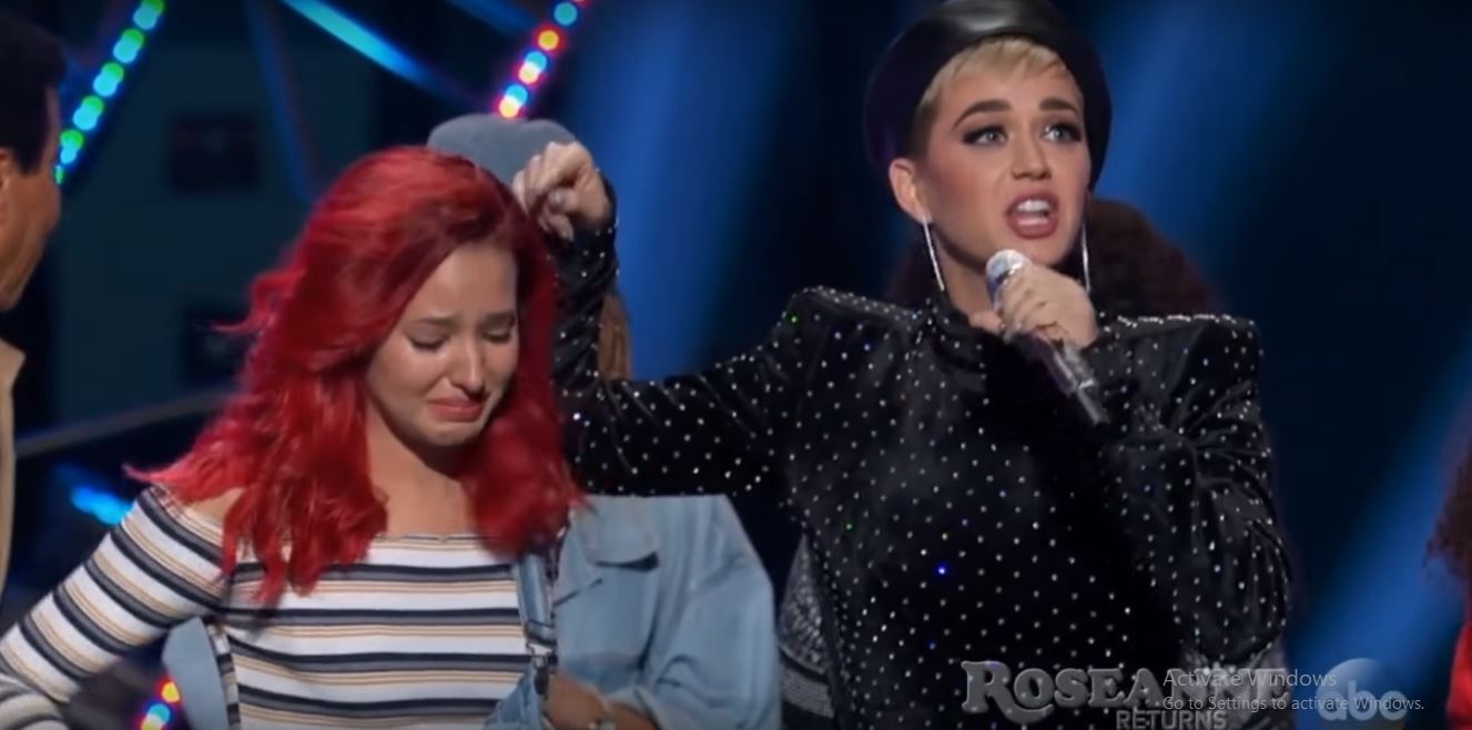 Katy Perry bi nem da vi tro dua lo tren song truyen hinh hinh anh