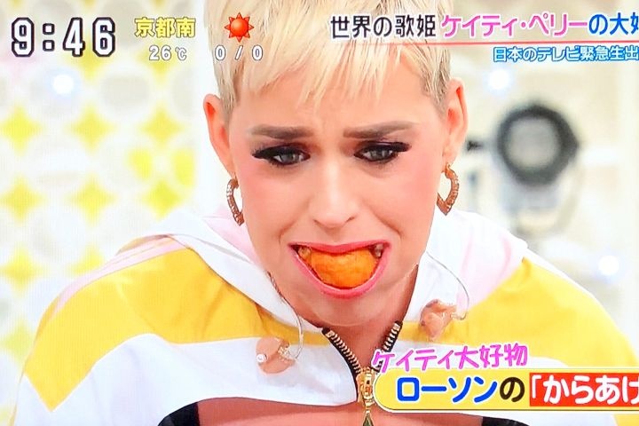 Katy Perry nhoi nhet 7 mieng ga vao mieng hinh anh