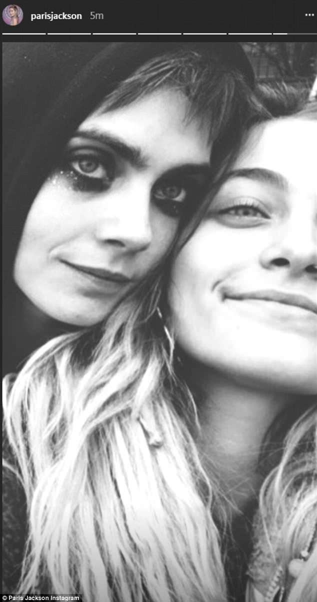 Paris Jackson thân mật Cara Delevingne ảnh 1 Paris Jackson than mat Cara Delevingne anh 1