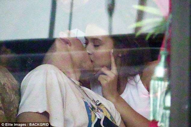 Brooklyn Beckham bị ném đá ảnh 2 Brooklyn Beckham bi nem da anh 2
