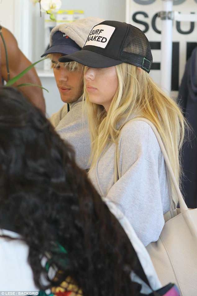 Justin Bieber bên cạnh cô gái lạ mặt ảnh 2 Justin Bieber ben canh co gai la mat anh 2