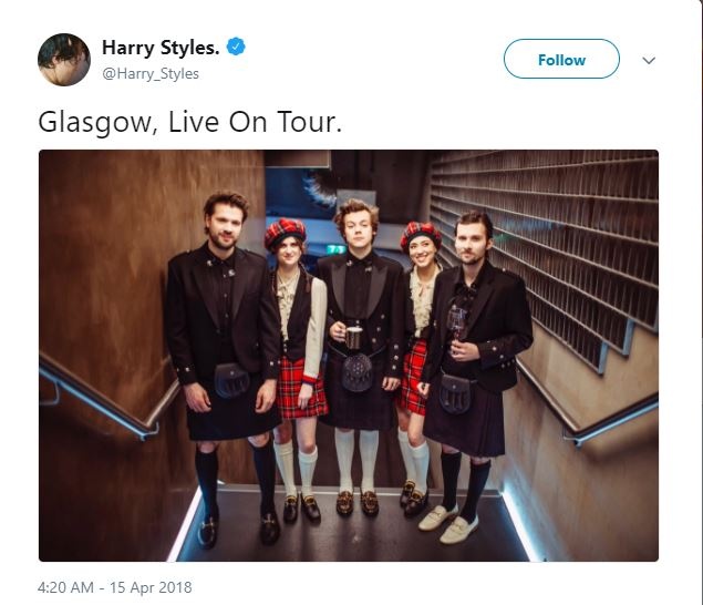 Harry Style mac vay tren san khau anh 2