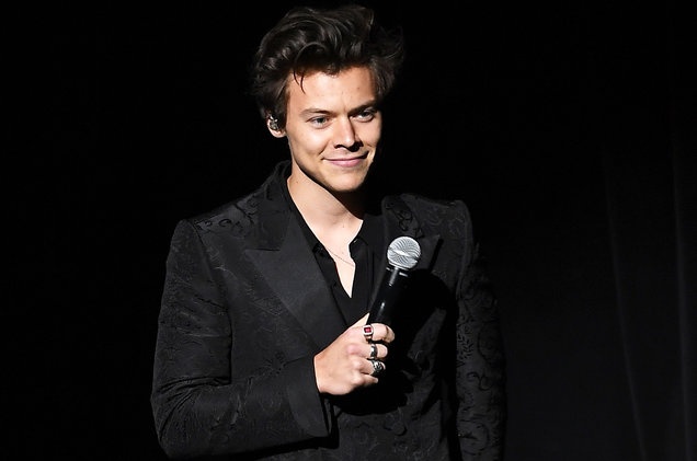 Harry Style khien khan gia bat cuoi khi mac vay tren san khau hinh anh