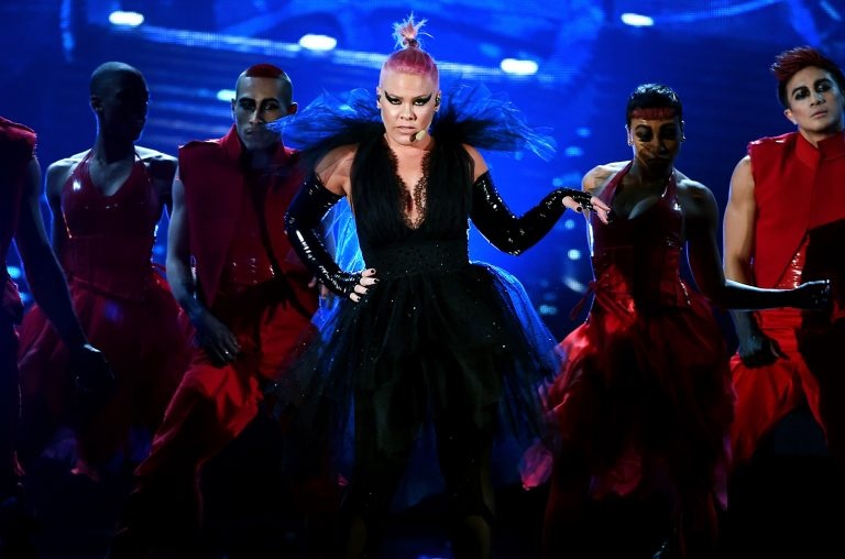 Pink là phụ nữ đẹp nhất thế giới năm 2018 ảnh 2 Pink la phu nu dep nhat the gioi nam 2018 anh 2