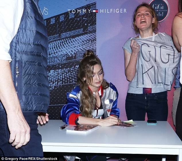 Gigi Hadid bi nguoi ham mo phan doi tai su kien hinh anh