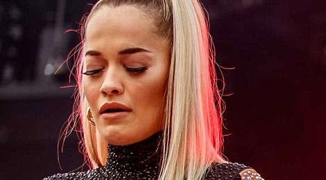 Rita Ora roi nuoc mat, ke ve ki niem voi Avicii tren san khau hinh anh