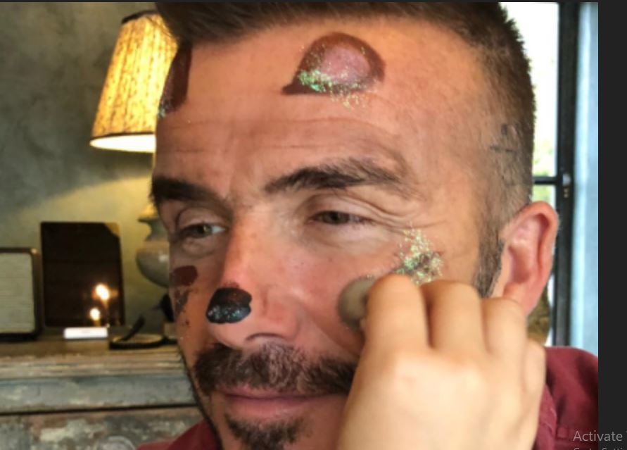 Vo chong David Beckham thich thu vi duoc con gai Harper trang diem hinh anh