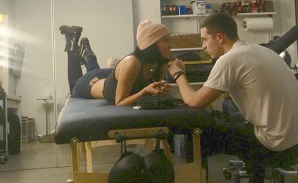 Vang Lexi Wood, Brooklyn Beckham hen ho vu cong hon 8 tuoi hinh anh