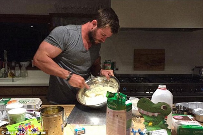 Chris Hemsworth ben cac con anh 10