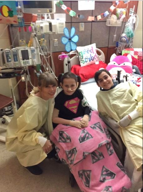 Taylor Swift tham fan bi bong anh 2