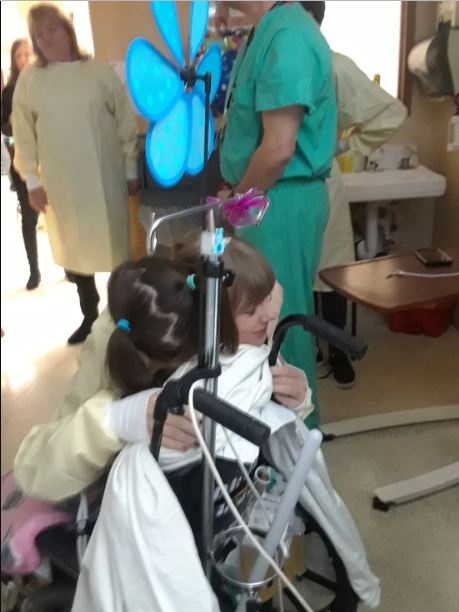 Taylor Swift tham fan bi bong anh 1